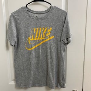 Grey Nike t shirt. Like new. Size large.